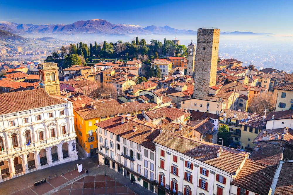 Bergamo, Italia. Piazza Vecchia e Torre del Gombito vista dal Campanone. Città Alta bella giornata di sole.