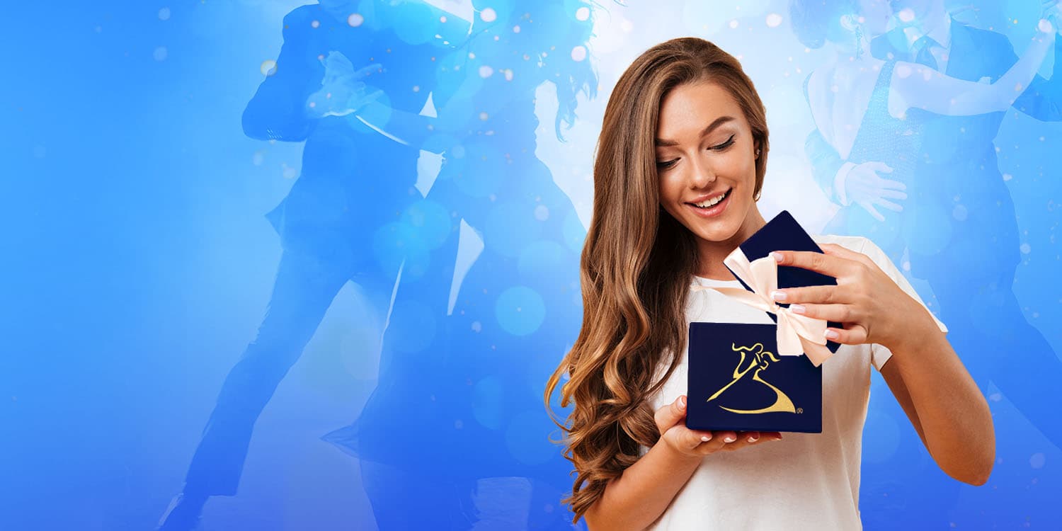 Giovane donna che apre un buono regalo per lezioni di danza di Arthur Murray