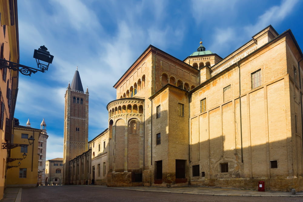 Immagine della vista dell'antica Piazza Duomo, cattedrale e battistero, Parma, Italia